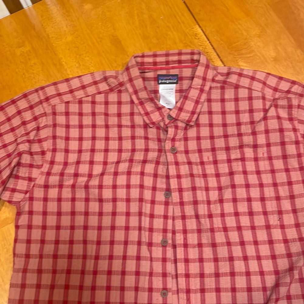 Patagonia short sleeve - mens size large - like new